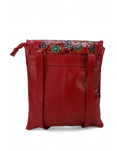 Bolso de cuero rojo, con retazos de cueros de colores y tiras de cuero.